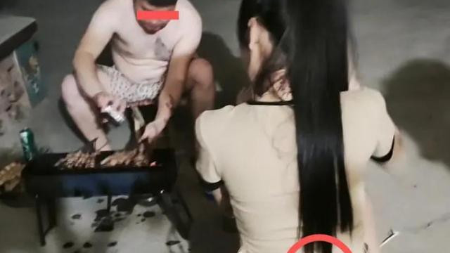 混社会的少妇有多放荡？不经意间露出腰部刺青，令人深思