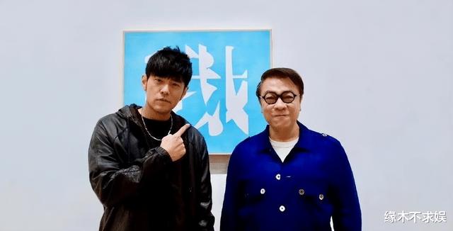 周杰伦|周杰伦新加坡办艺术展，昆凌被夸美如洋娃娃，周杰伦穿搭却被吐槽