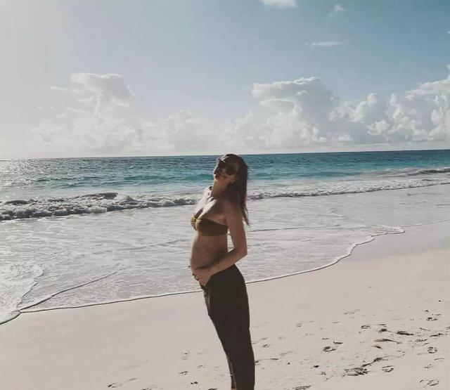 莎拉波娃|网坛女神孕后首次现身！莎拉波娃挺孕腹摆拍，身材高挑、韵味十足