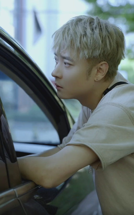 洪欣|洪欣41岁老公晒近照！瘦身后染黄发显年轻，51岁妻子被嘲发福明显