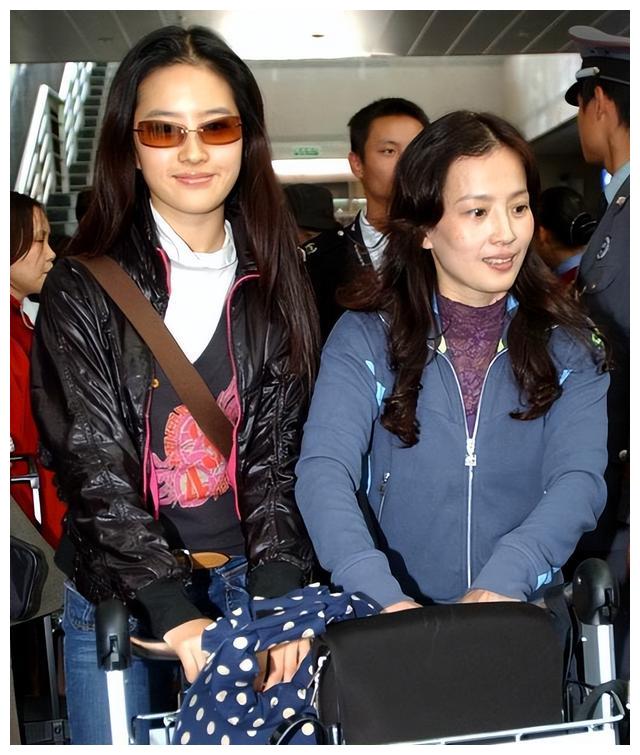 刘亦菲妈妈的水袖舞身姿轻盈似仙女！会3种舞蹈，拍过好莱坞大片