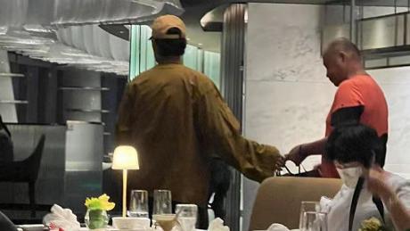 天王嫂|袁弘聚餐忙照顾父母，张歆艺全程带娃分工明确，四坨长得超像妈妈