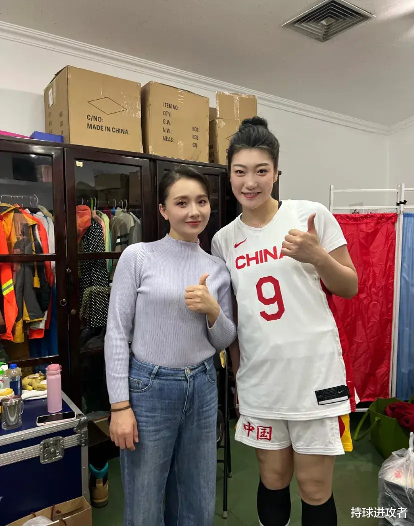 董卿|李梦、王思雨亮相春晚!中国女篮气质一流,李梦颜值不输春晚明星