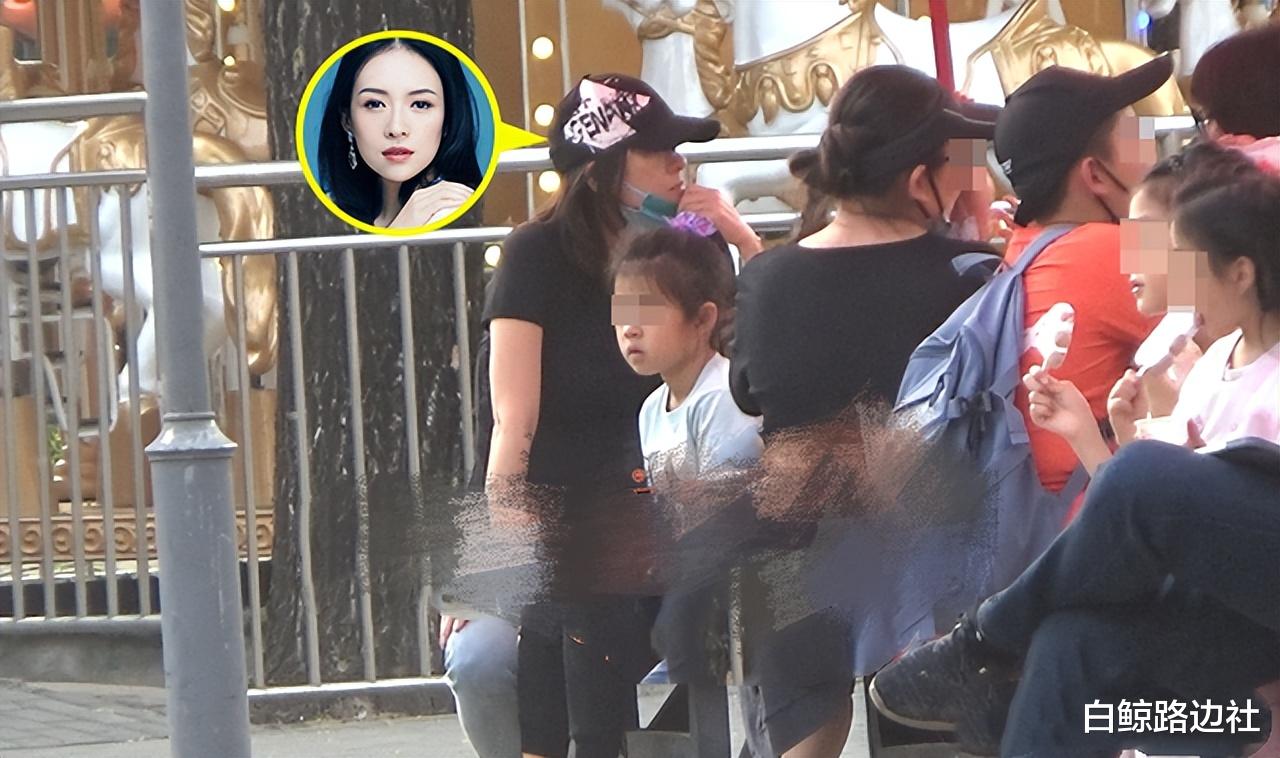 章子怡|章子怡携俩娃逛公园！陪女儿醒醒坐海盗船，2岁儿子长相酷似汪峰