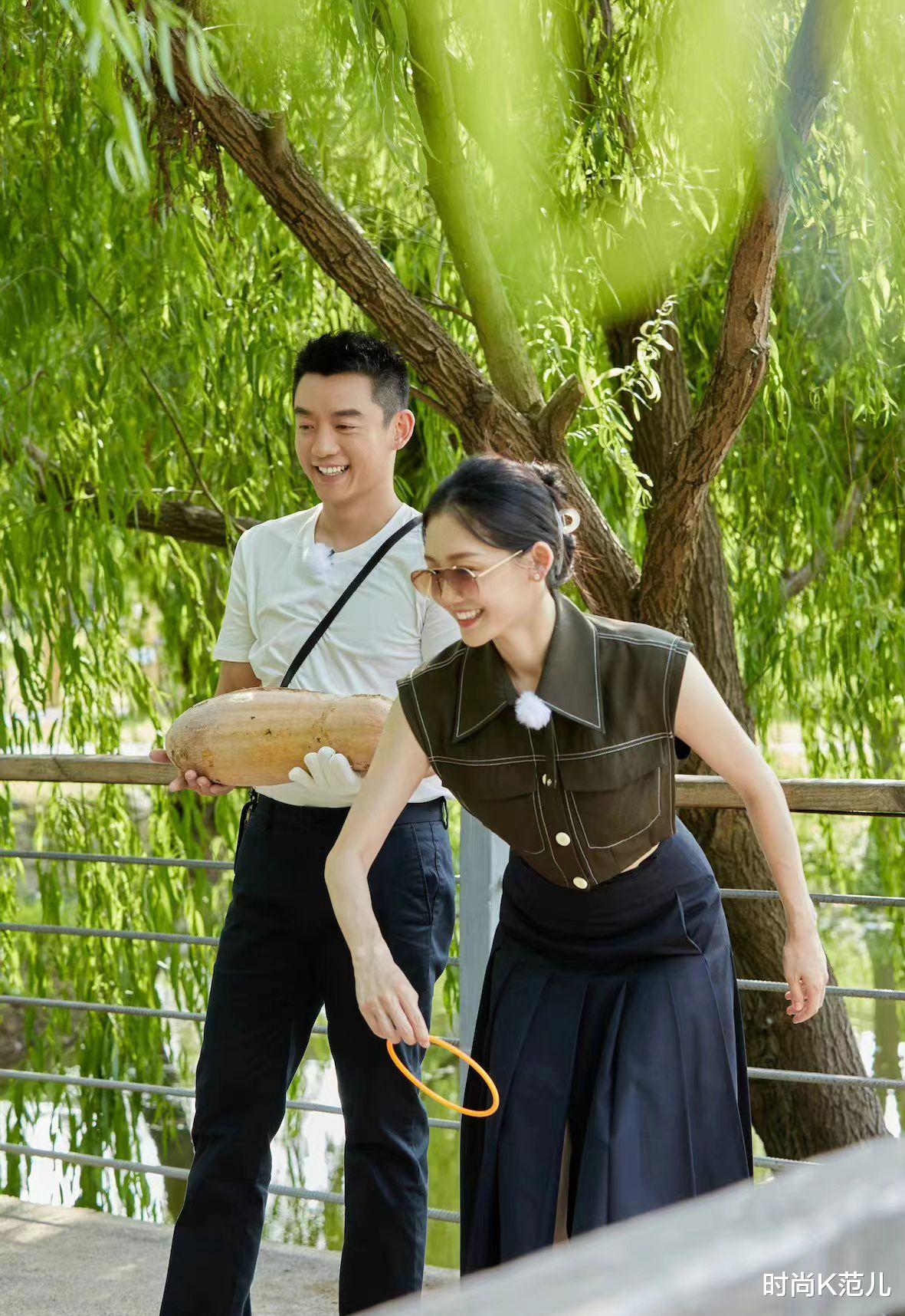 苗苗|郑恺苗苗录制《妻子6》,苗苗无袖上衣配长裙,简约却显气质!