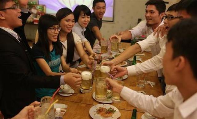 |饭局上，不主动转桌子的人，往往是这3种人，很准别不信