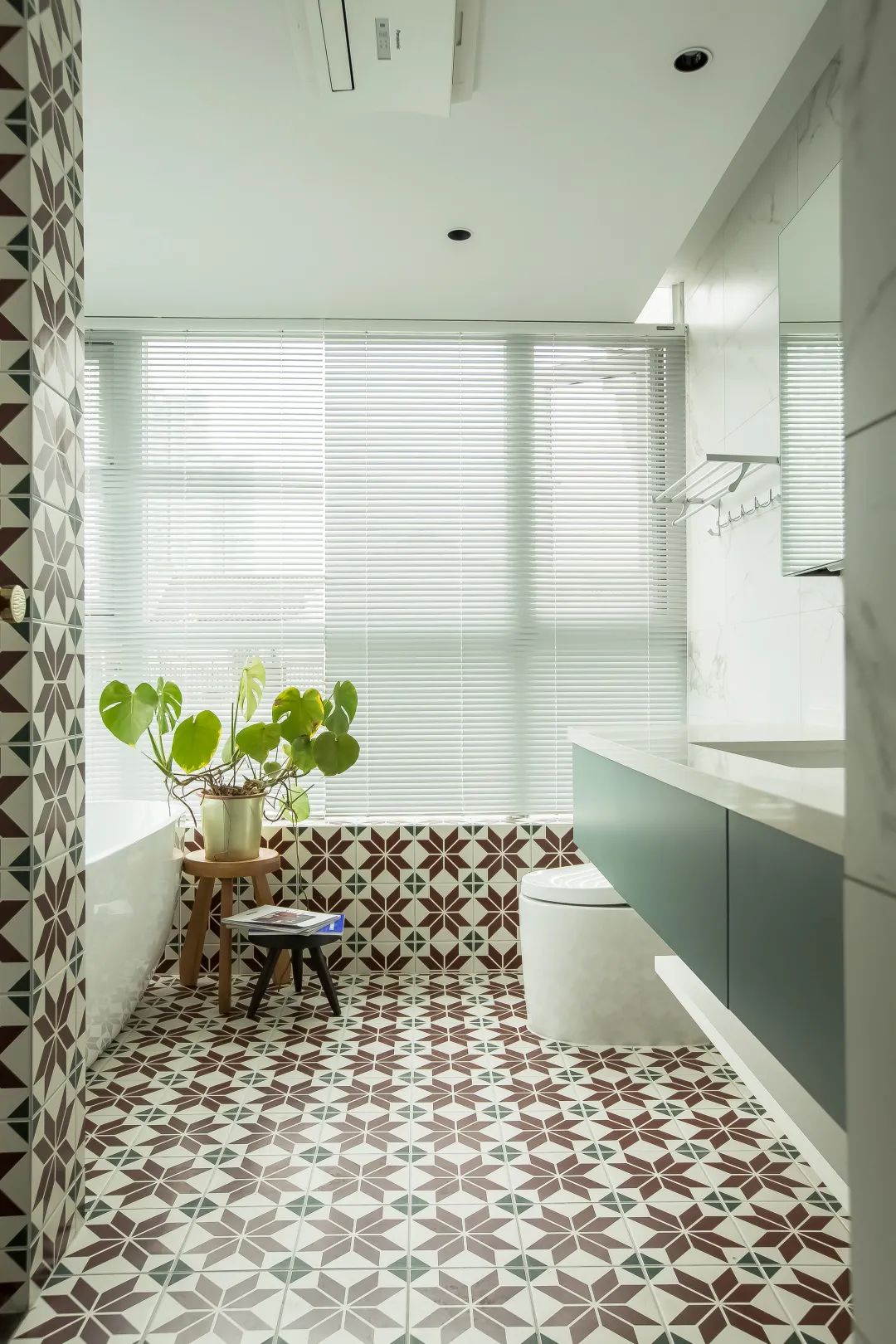 170㎡顶跃复式宅,「勃艮第红+蓝粉」分色,优雅又时髦!