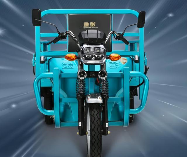 金彭推出一款轻型电动三轮车，造型硬朗，扎实耐用，续航120公里