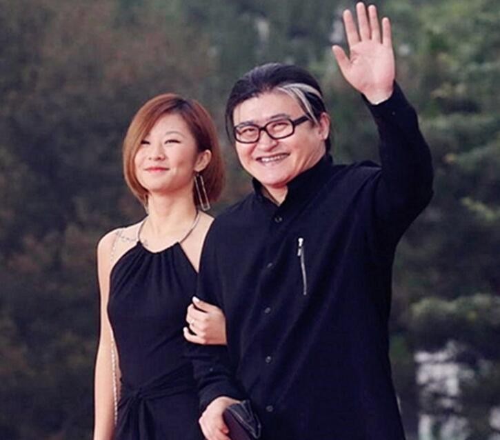 穿衣搭配 刘欢携女儿走红毯,刘欢白发抢镜,女儿穿挂脖裙配短发气质太高级