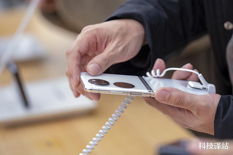 华硕|华硕新款笔记本电脑Zenbook 17发布！全球首款，全屏幕无键盘折叠屏