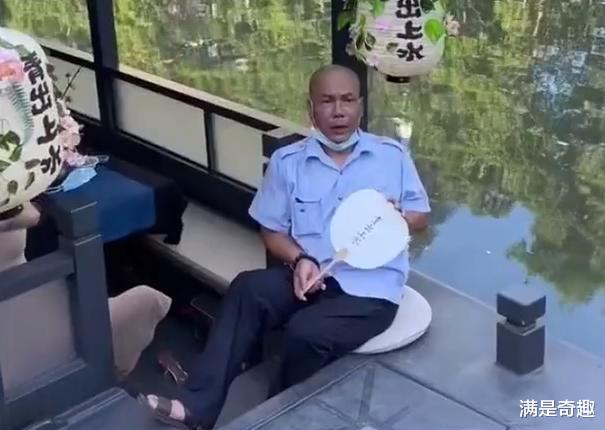 浙江一女游客被西湖划船大爷教拍照姿势,看到成片网友被惊艳到了