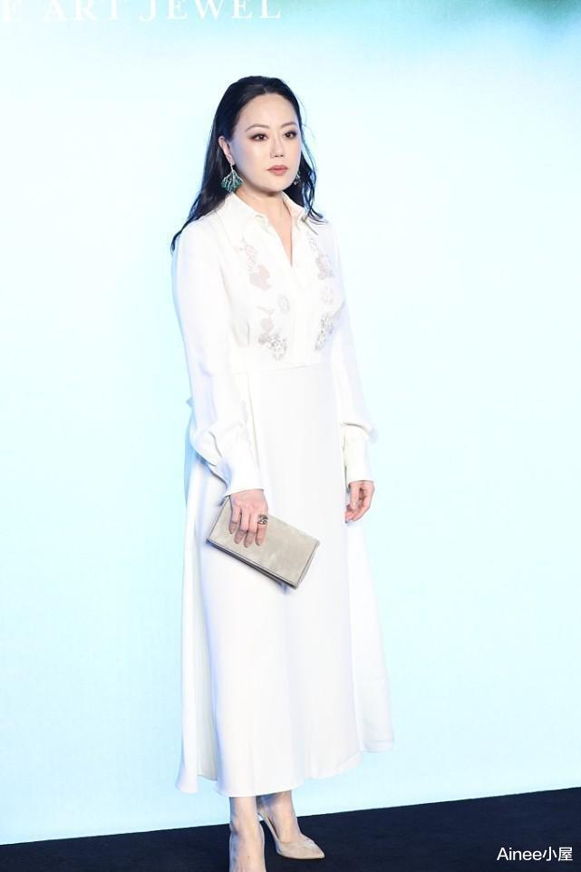 章小蕙真是贵气女人，穿黑色荷叶边裙风情万种，脸上饱满无皱纹