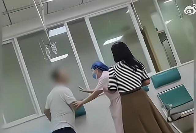 广东：男子在医院打骂妻子，妻子不吭声也不躲闪，护士劝架被误伤