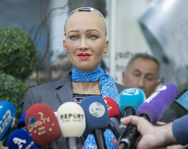 索菲亚|当年声称“我将会摧毁人类”的机器人索菲亚,后来变成啥样了?