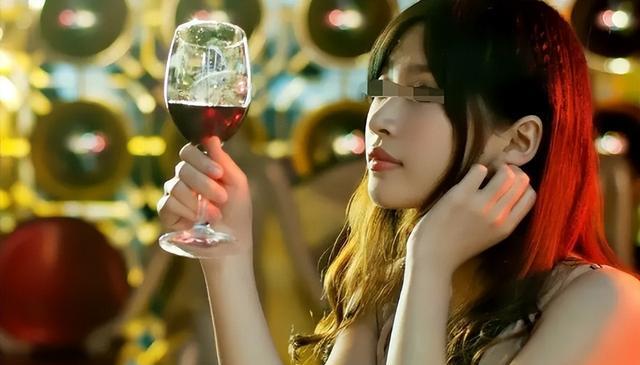 2011年,上海一少妇与黑人留学生偷情,被丈夫抓现行,最终酿悲剧