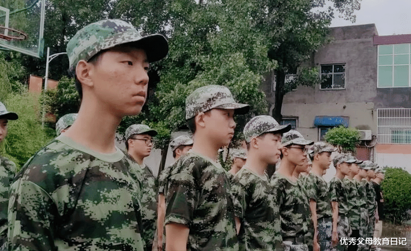 大学生|放假的大学生变身小镇“刺头”，不是在挑事，就是在去挑事的路上