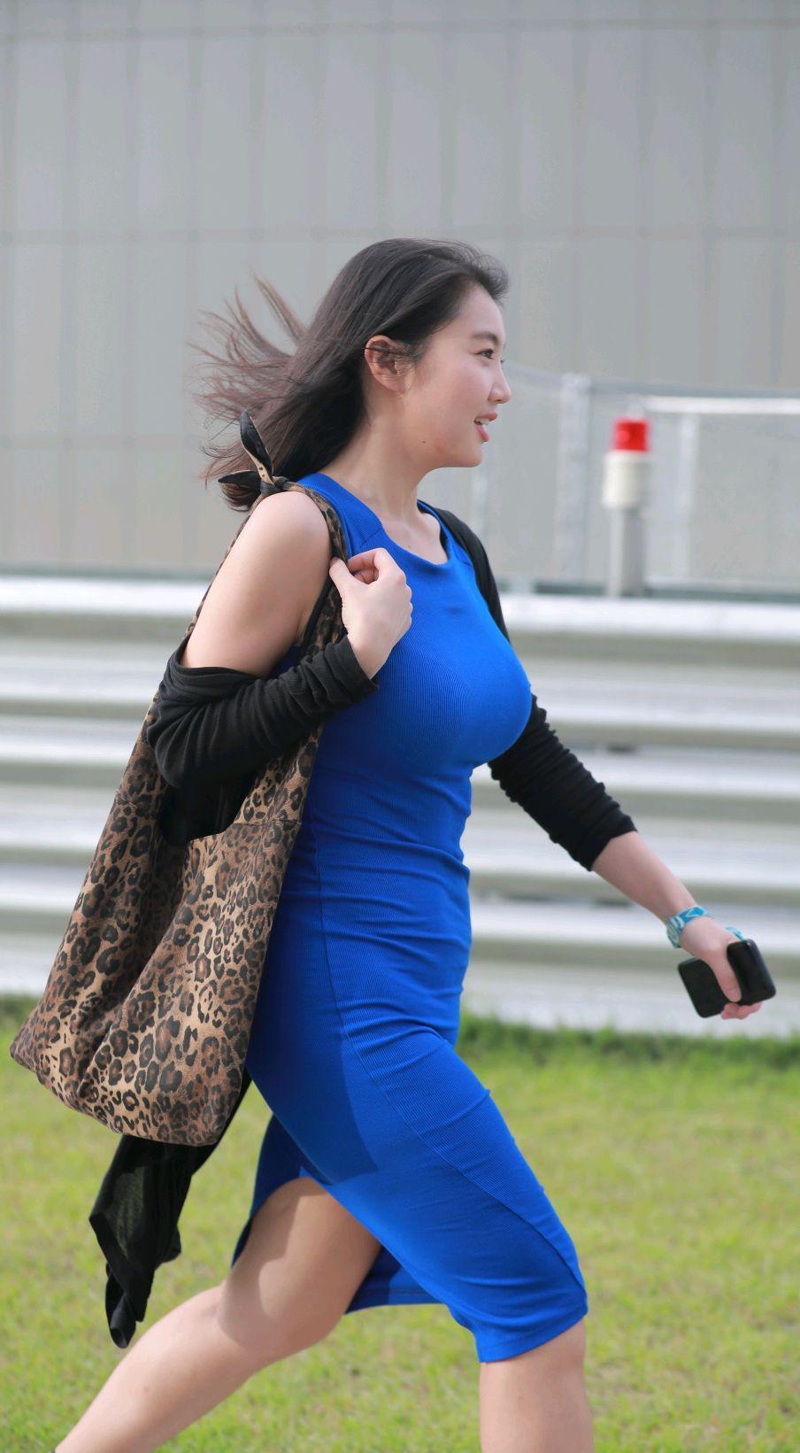 连衣裙 长相清秀身材丰满的女性，适宜穿一件蓝色吊带连衣裙的装扮！