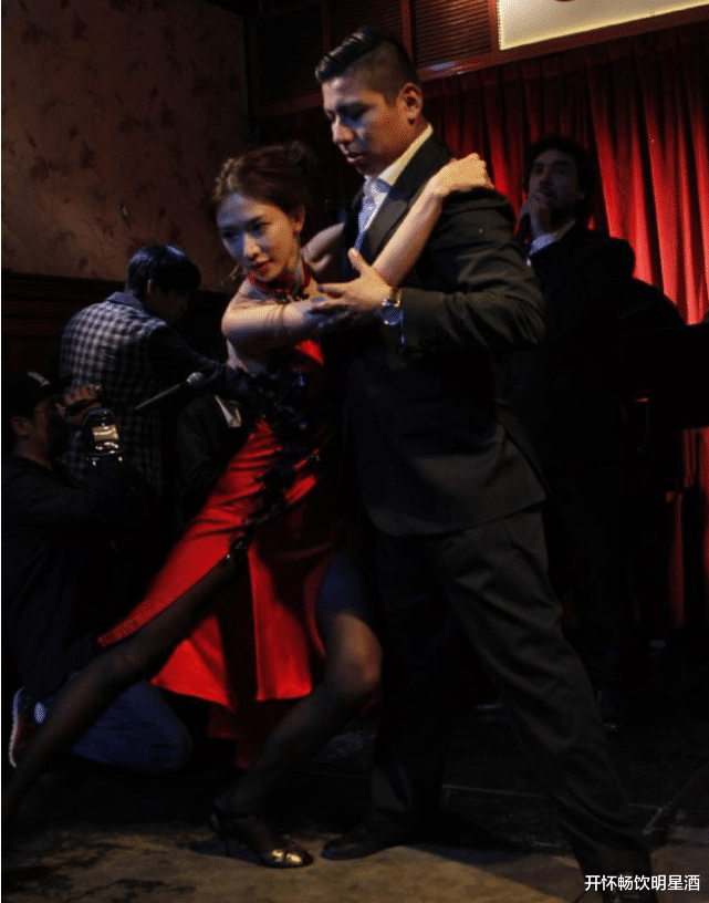 林志玲|高开叉红裙搭配黑色丝袜，让林志玲彻底解放天性，网友：哇哦！