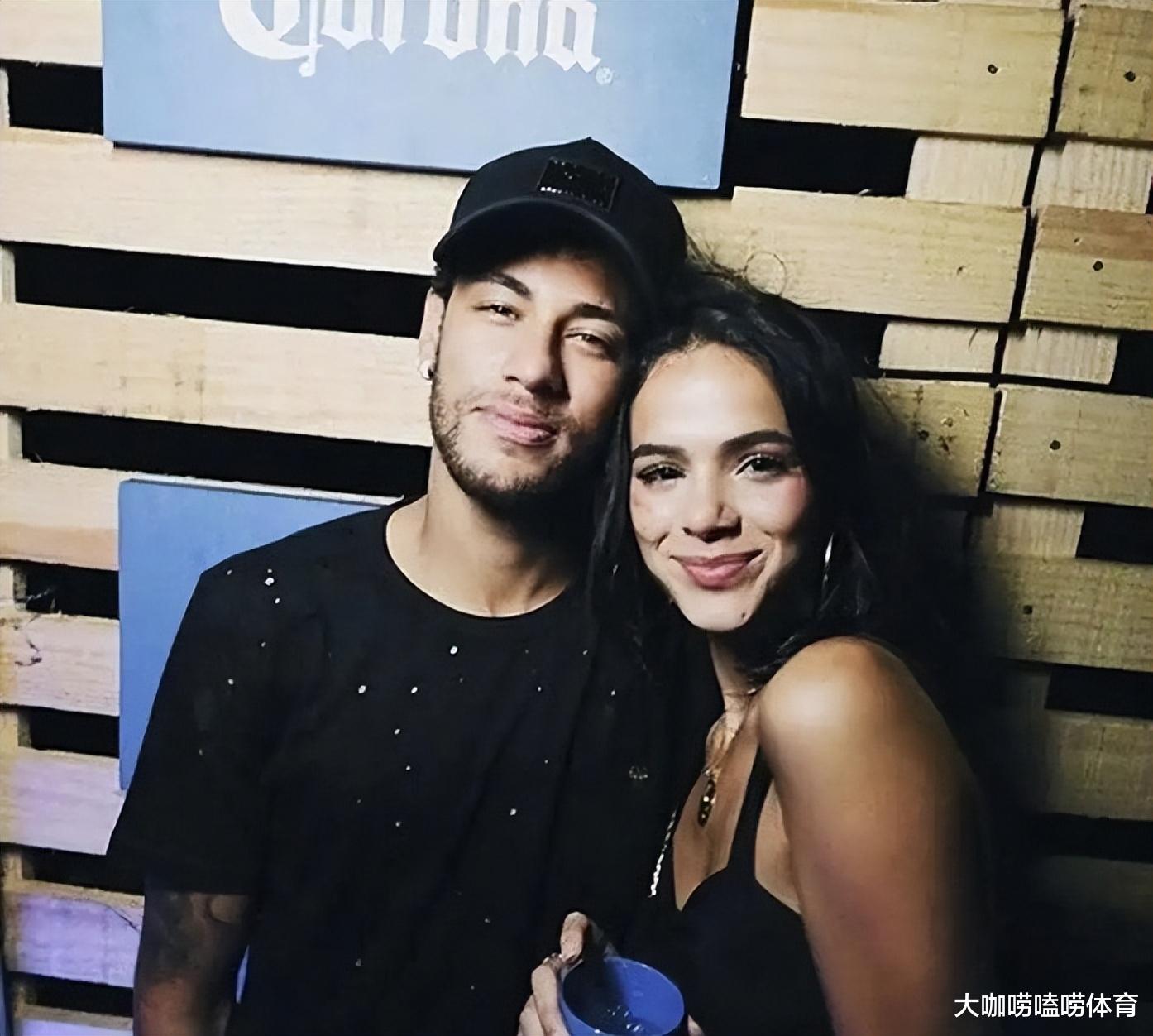 官宣|内马尔官宣恋情!表白“我爱你”,女友肤白貌美大长腿,甜蜜同居