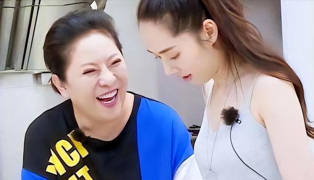 向佐|郭碧婷庆祝孩子百日宴,向佐却与网红聚会,目前向太已赶回内地