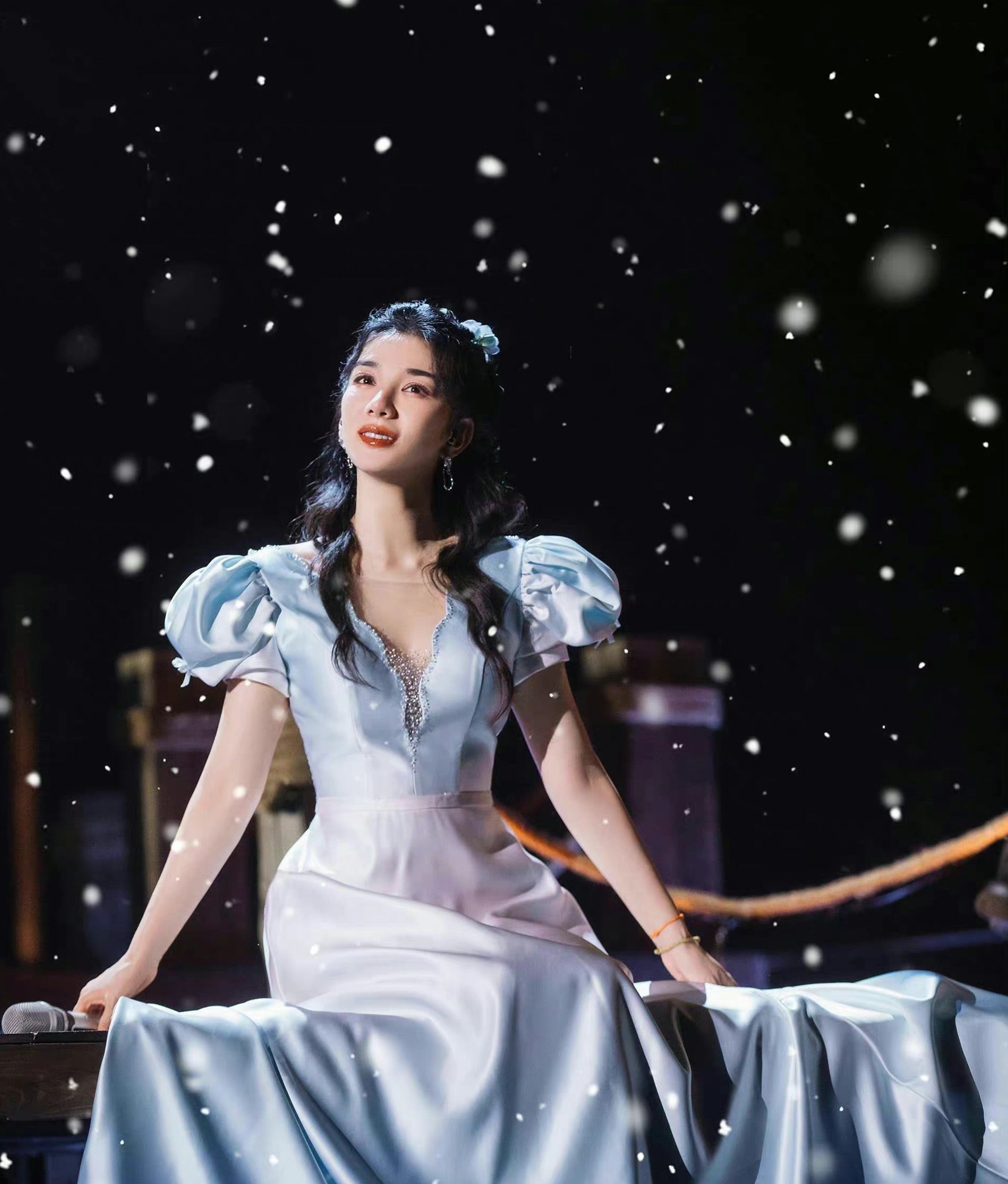 黄奕|44岁黄奕惊艳回归！穿公主裙登台献唱，《浪姐3》舞台梦回李玉湖