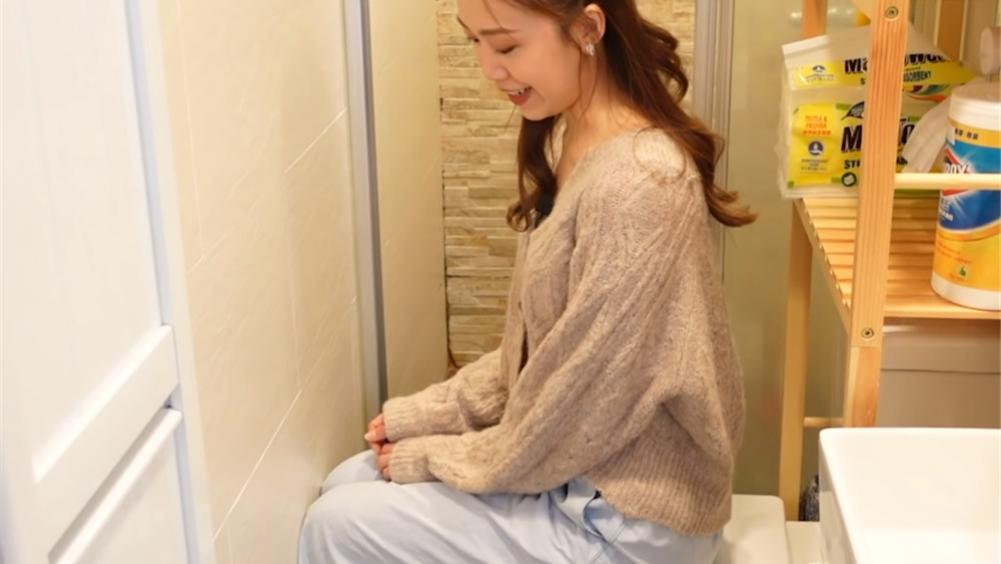 香港小夫妻住29㎡“纳米楼”：坐马桶上腿顶墙，两室一厅太逼仄