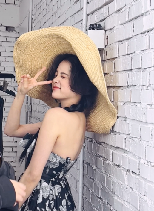 于震|欧阳娜娜晒随拍美照 嘟嘴甜笑清纯又俏皮