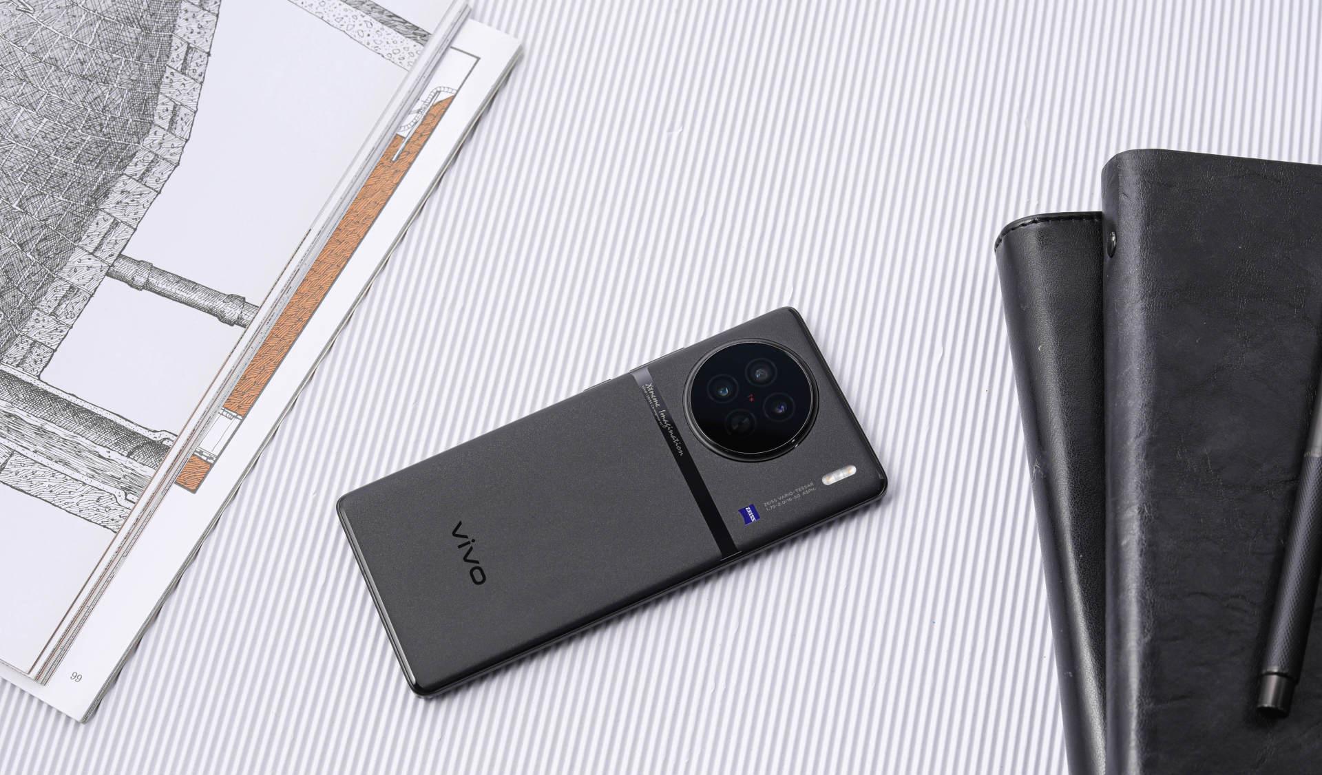 扎实堆料带来均衡体验，标准版旗舰的“标杆”便是vivo X90