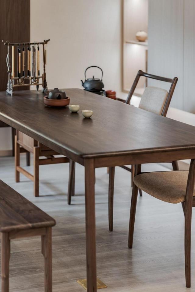 南京90后夫妻的90㎡婚房,打造佛系中式风情,水泥灰做渲染很大气