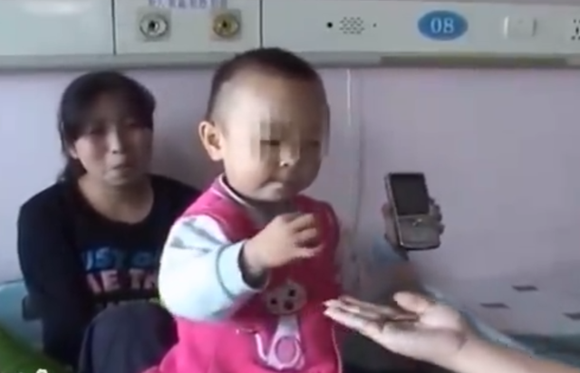 陕西1岁女婴住院期间,体内连续冒出19枚铁钉,医生无奈选择报警!
