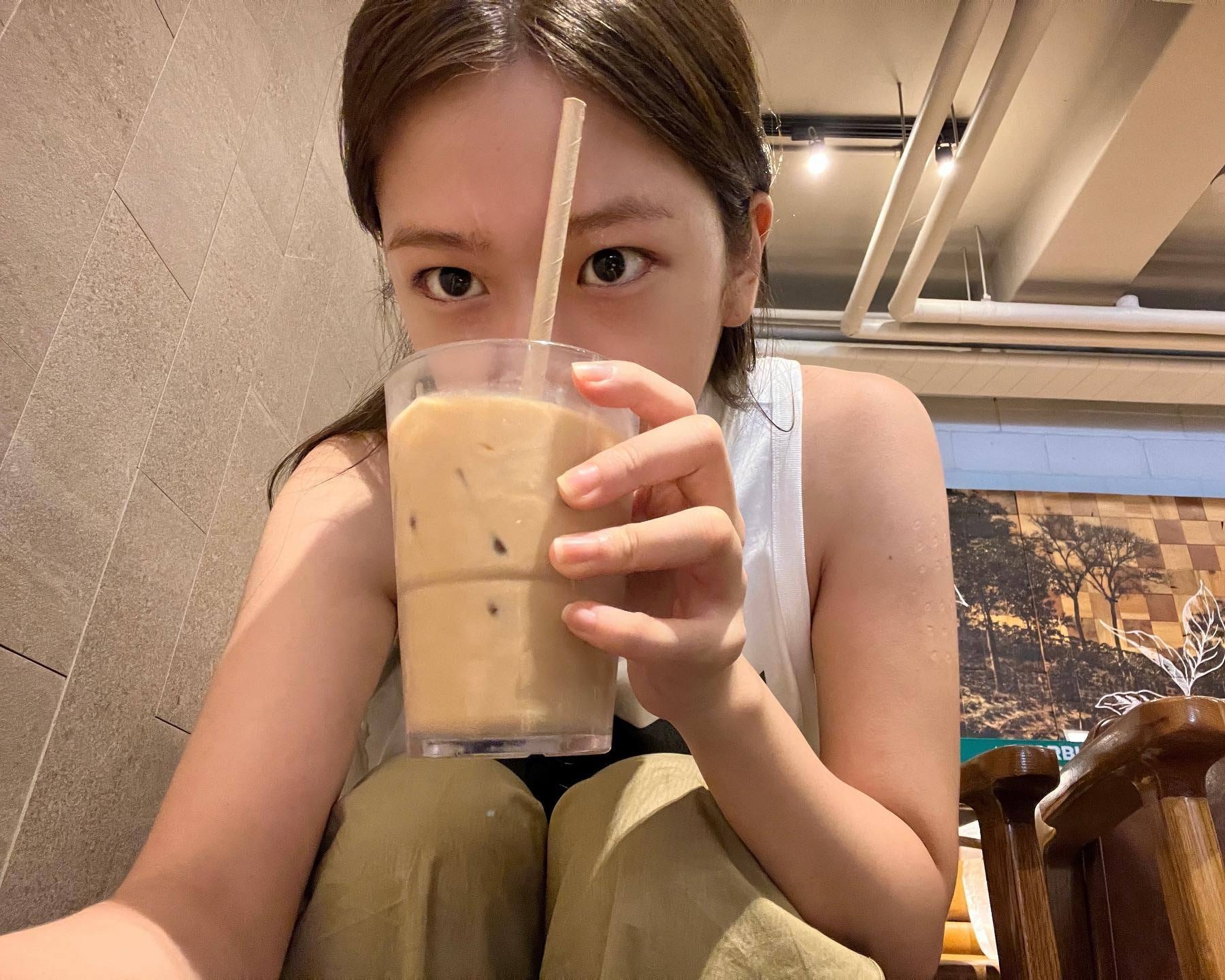 安宥真|IVE安宥真，晒出日常生活的迷人时尚，帅气又不失可爱的魅力