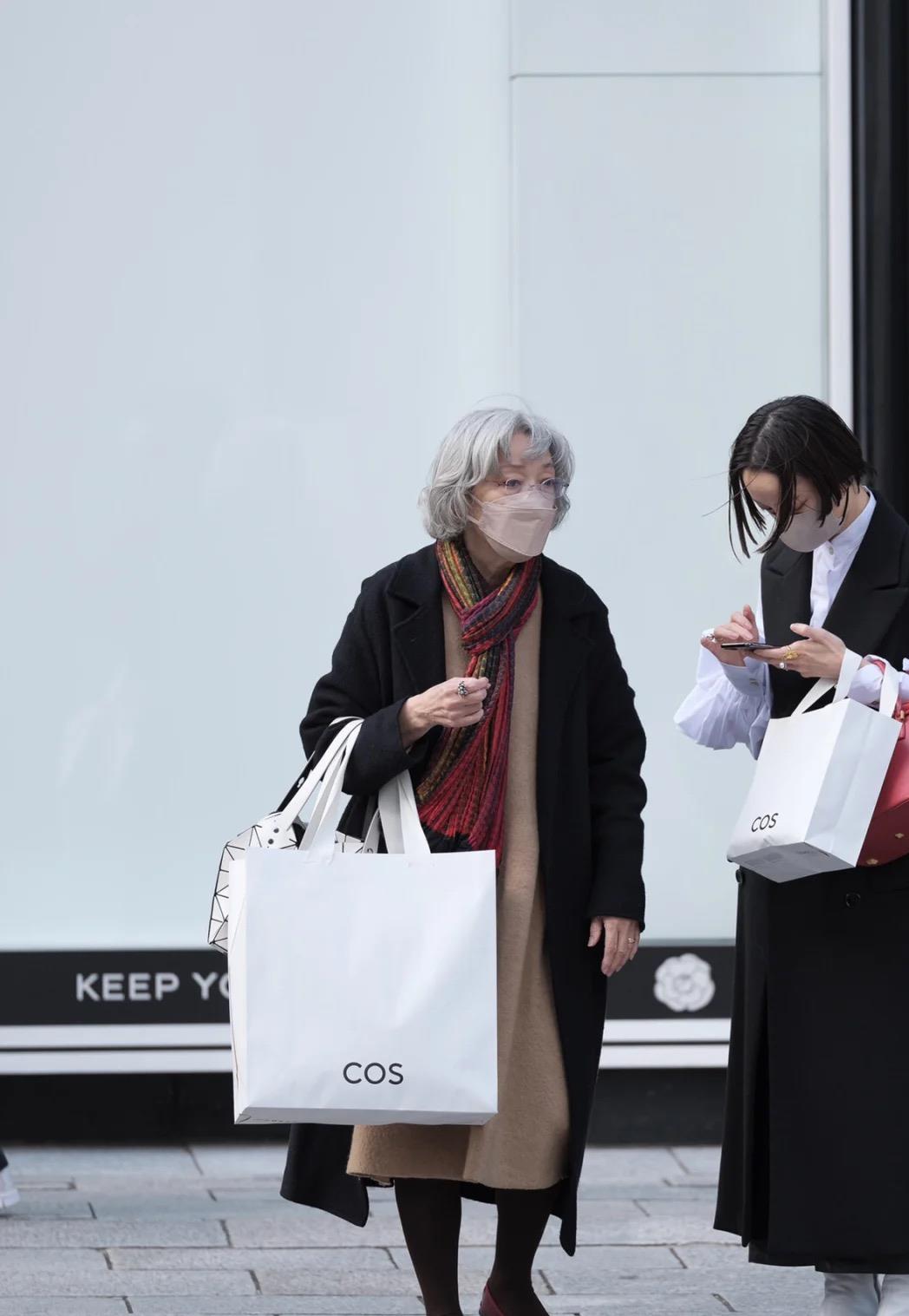 穿衣搭配 日本大龄女性是真会穿，不花里胡哨故意装嫩，气质素雅又大方