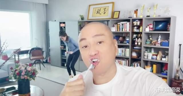 汤镇业公开夫妻日常生活！小25岁娇妻皮肤白身材好，豪宅装修简单