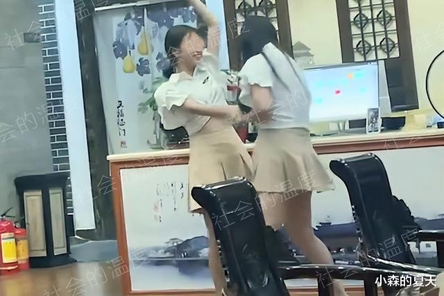 女技师忙里偷闲苦练技术,丰满女孩展示空中飞人,瘦妹直言学不来