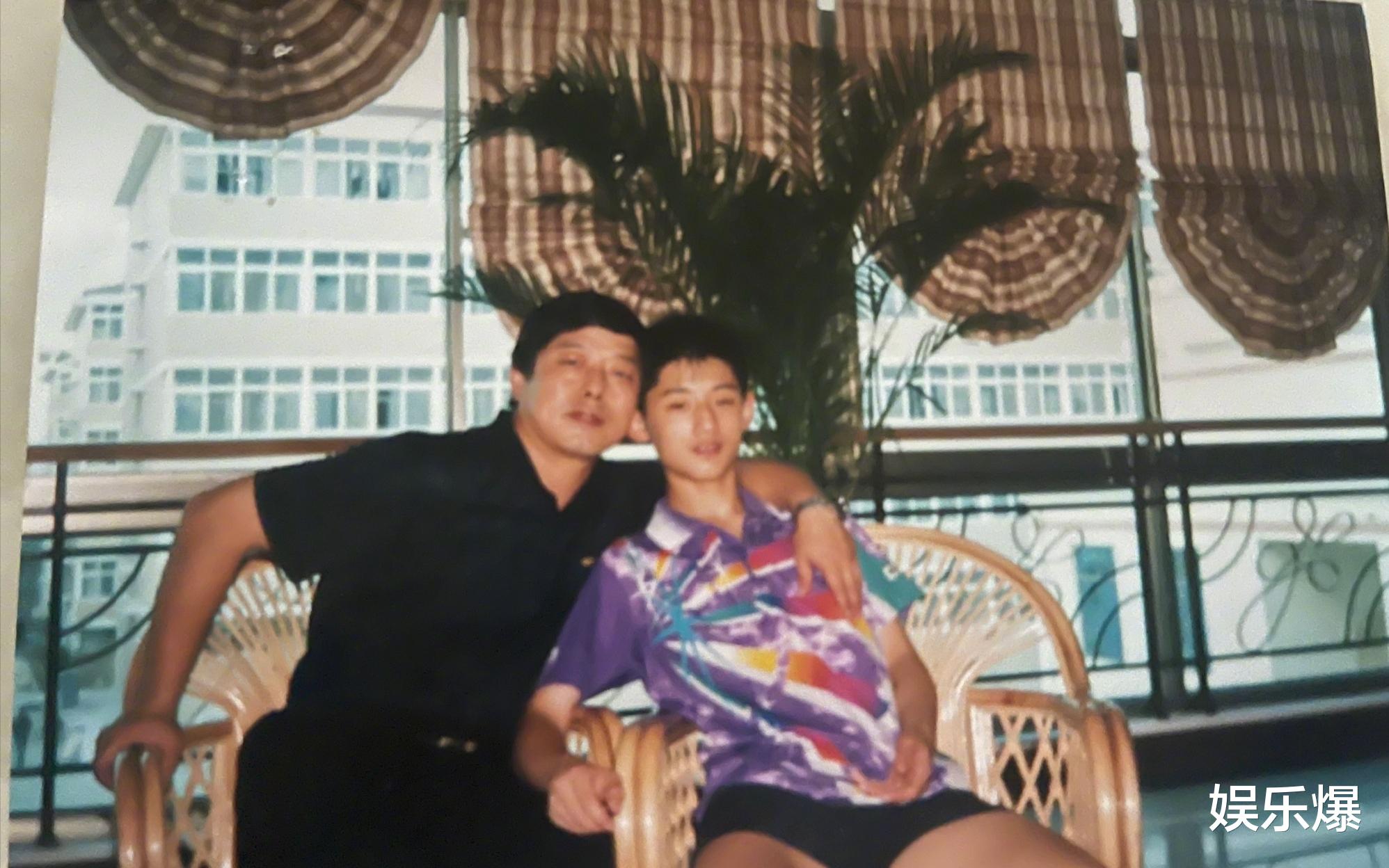 杨紫|众星庆祝父亲节，杨紫晒与父亲旧照，黄晓明小海绵罕见同框