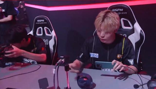 绝地求生|8辆车撞在一起,一张图手摇车战的正确打法,职业选手都在用