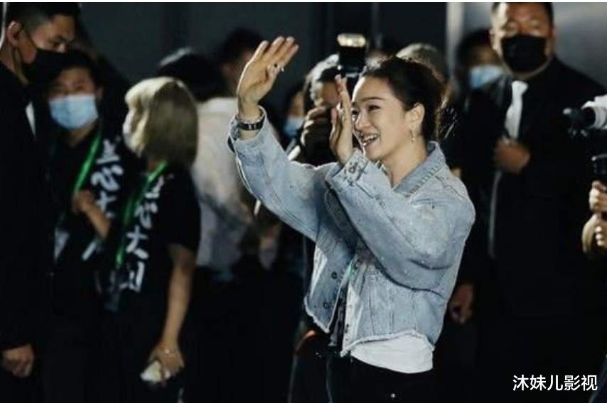 高圆圆|高圆圆与赵又廷真甜,素颜加朴素打扮探班老公,同框巩俐赢了美貌