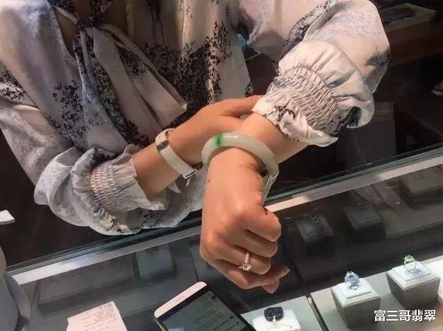 精制币|为何2万买的翡翠手镯,有人说值5万,有人却说只值5千?