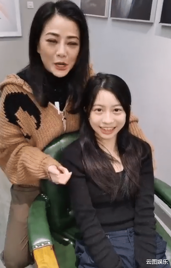 刘小慧|知名港星罕见晒娃！15岁女儿白到发光，拆掉5年牙套颜值大幅提升