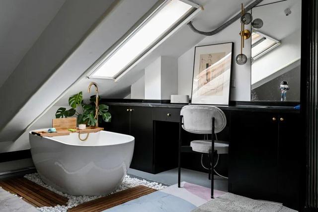 她坚持买下被人嫌弃的顶楼老房,装修后却意外走红,太有智慧了!