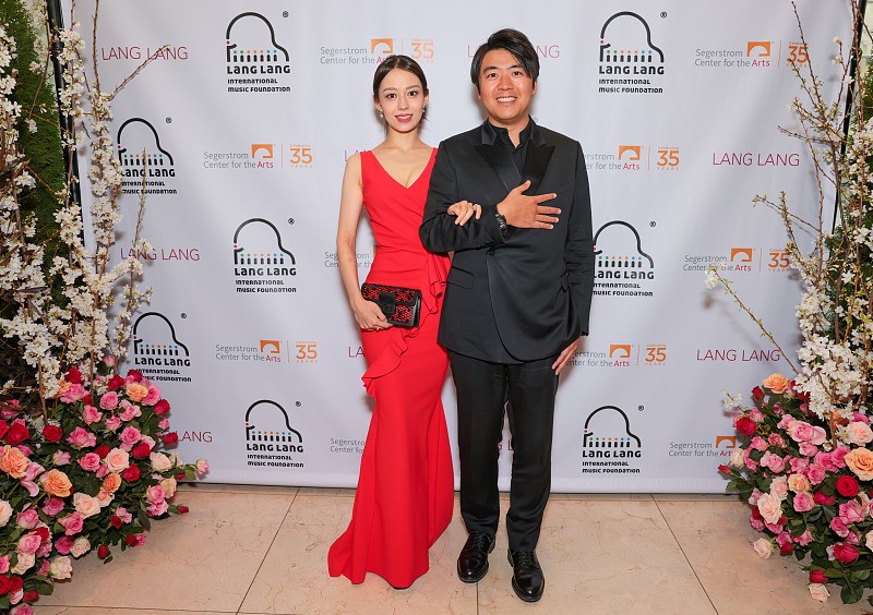 紧身裙更适合梨形身材,吉娜的身材穿上后,都显得“肉嘟嘟”的