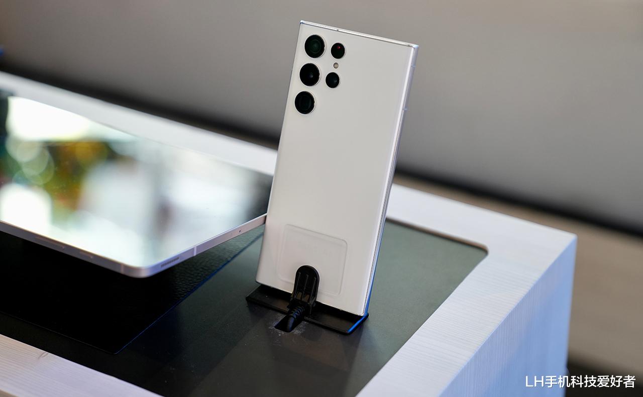 经典|永不过时的配色，盘点让人心动的白色手机，每一款都越看越好看