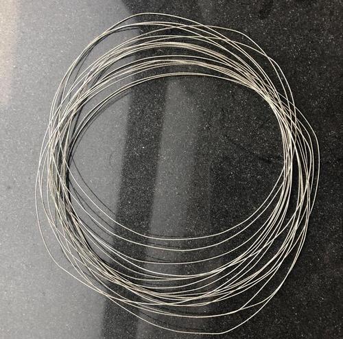 翡翠|重达几吨的翡翠原石，居然被1根细线切开！这是怎么做到的？