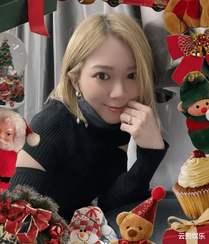 黄日华|黄日华32岁女儿晒靓照，染金发皮肤白到发光，美貌出众已出道多年