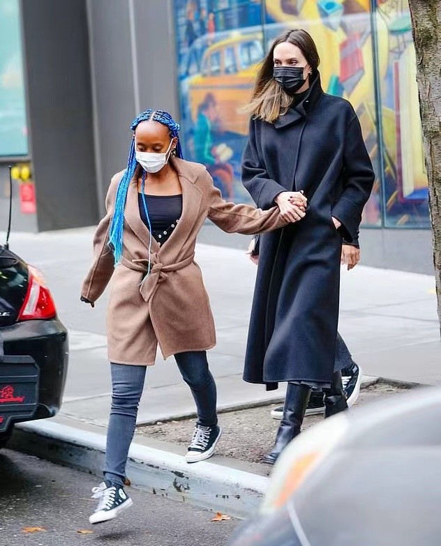 安吉丽娜·朱莉|安吉丽娜朱莉带儿女出街!17岁黑人养女大胆秀曲线,穿开衫没有腰