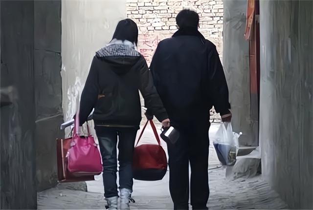 2016年河南男子怀疑妻子有染,躲衣柜里6小时,半夜走出砍死情夫