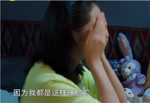 张子枫 张子枫晒素颜照，皮肤好到像婴儿，大方分享自用的“精华”，网友：便宜