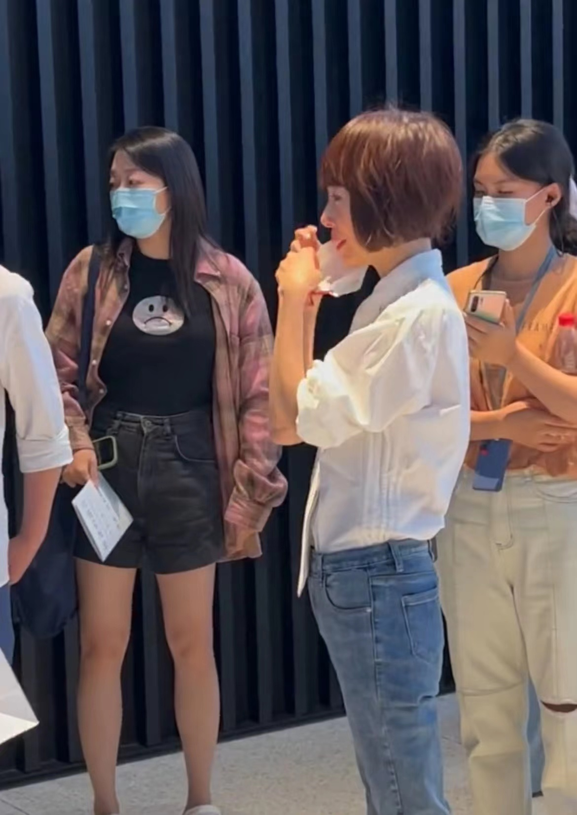 鲁豫|52岁鲁豫现身美术馆被偶遇，为拍摄将游客拦在一旁，尬笑采访被嘲