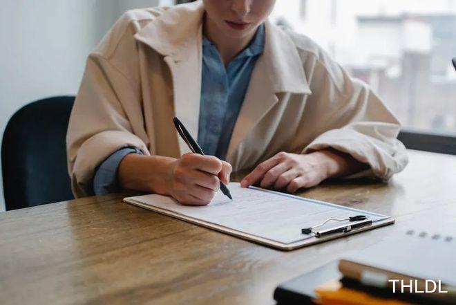 面试|面试官:你有5杯水,却来了6位领导,怎么办?高情商求职者被录取