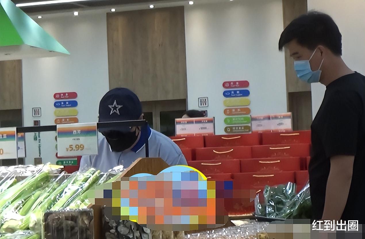 韩红|51岁韩红到超市扫货被拍,挺大肚腋下赘肉明显,男司机作陪显亲密